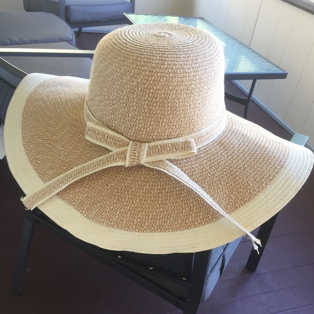 NWOT The floppy beach hat everyone needs!
